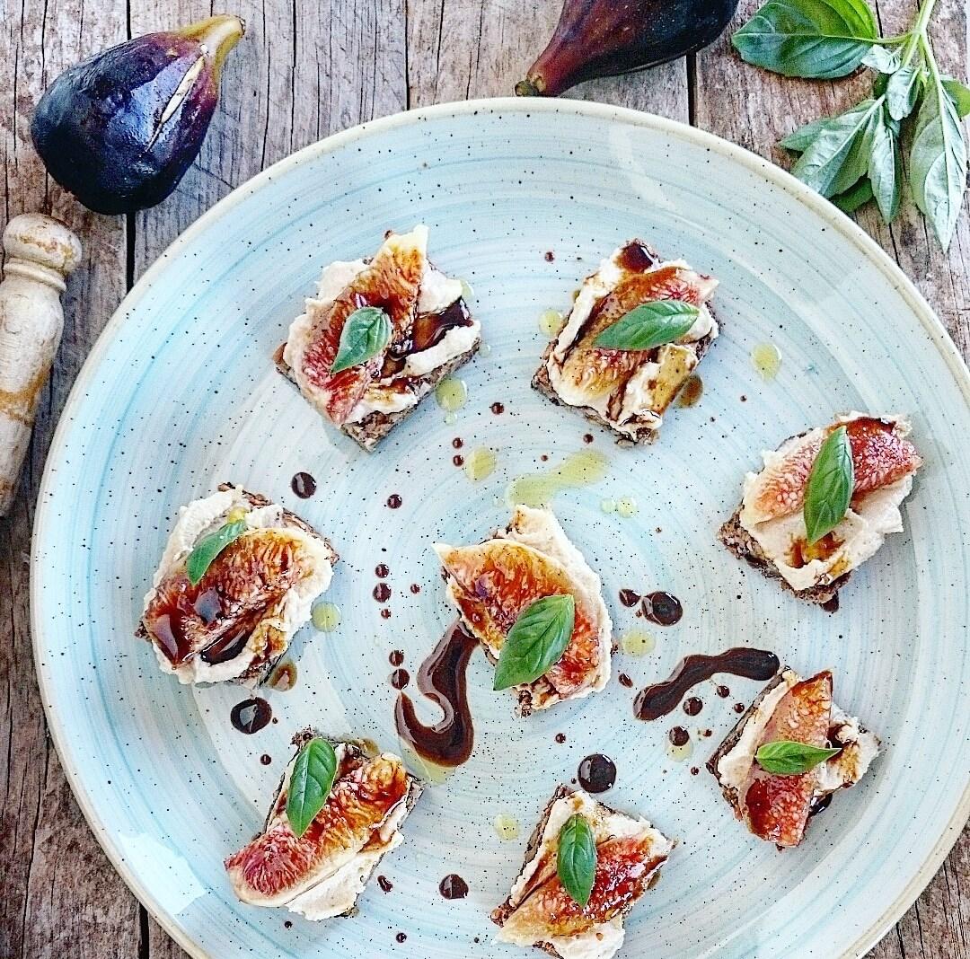 Plato de higos con queso vegano