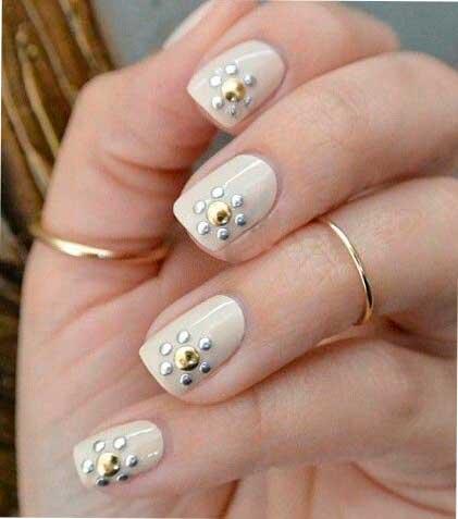 Uñas nude con estoperoles