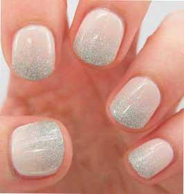 Uñas nude con glitter
