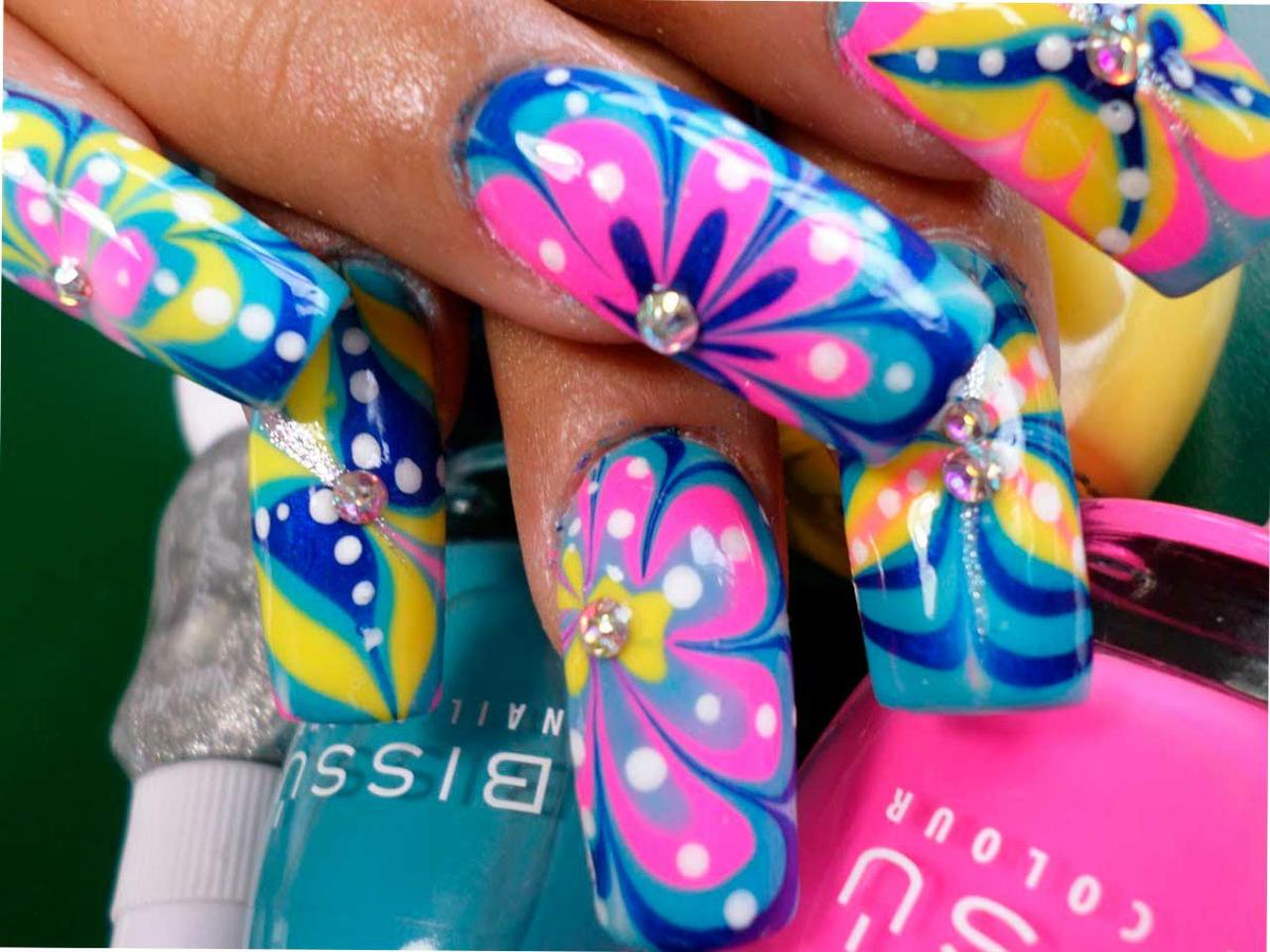 Uñas psicodélicas al agua