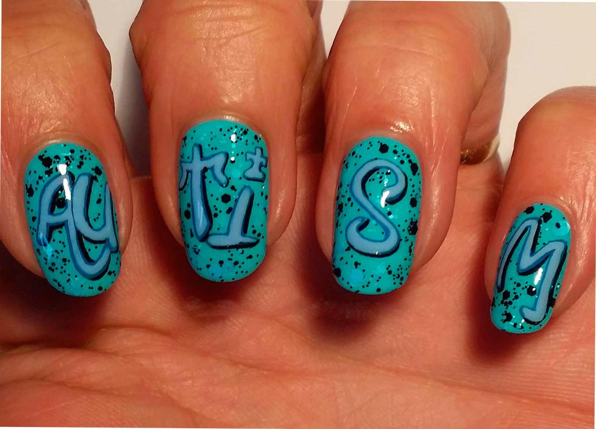 uñas con graffiti al agua