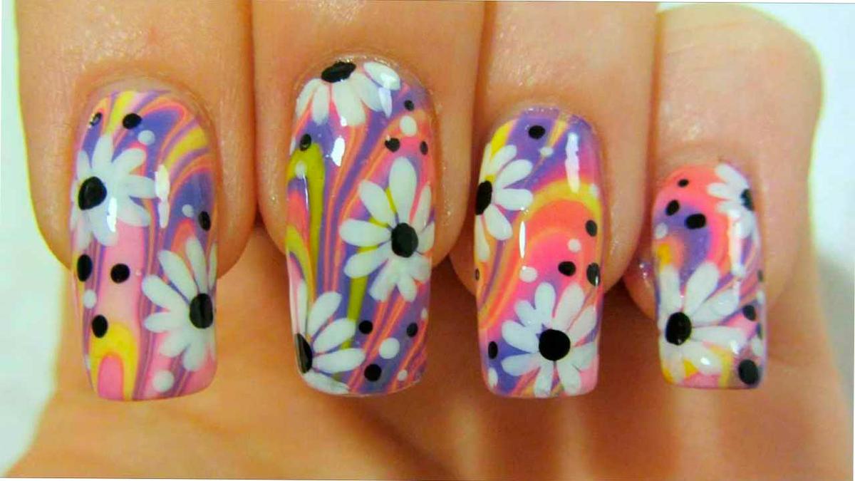 decorar uñas al agua con flores