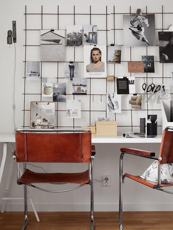 7. Una malla metálica sobre la mesa dará cobertura a todas las fotos y recuerdos que quieras colgar. Con las sillas de cuero, el estilo industrial está asegurado