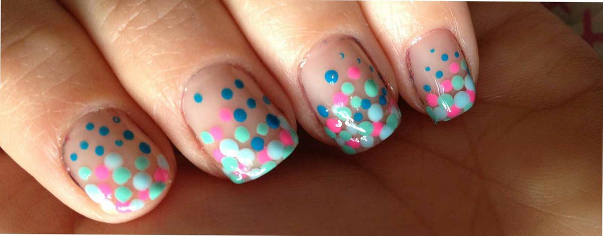 uñas transparentes con lunares