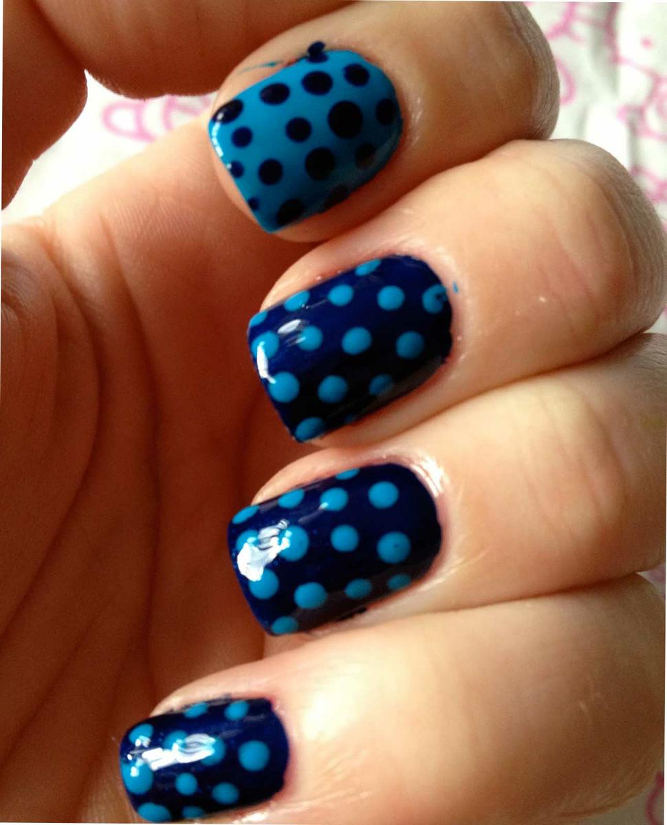 Uñas con lunares bicolor