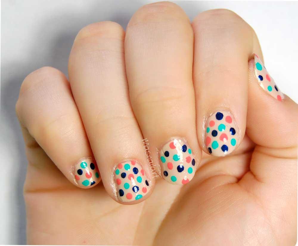 Uñas con lunares tricolor