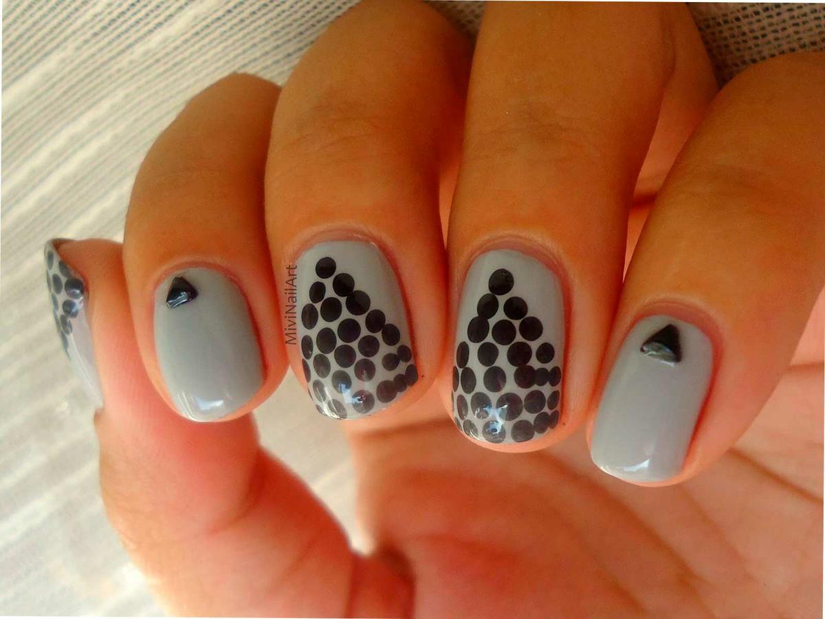 Uñas con un triángulo de puntos