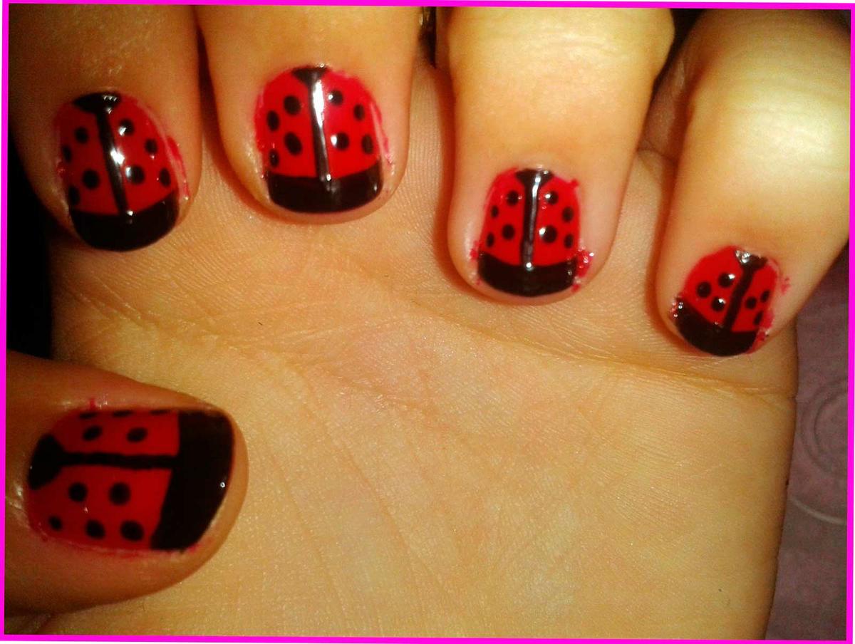 uñas con puntos de mariquita