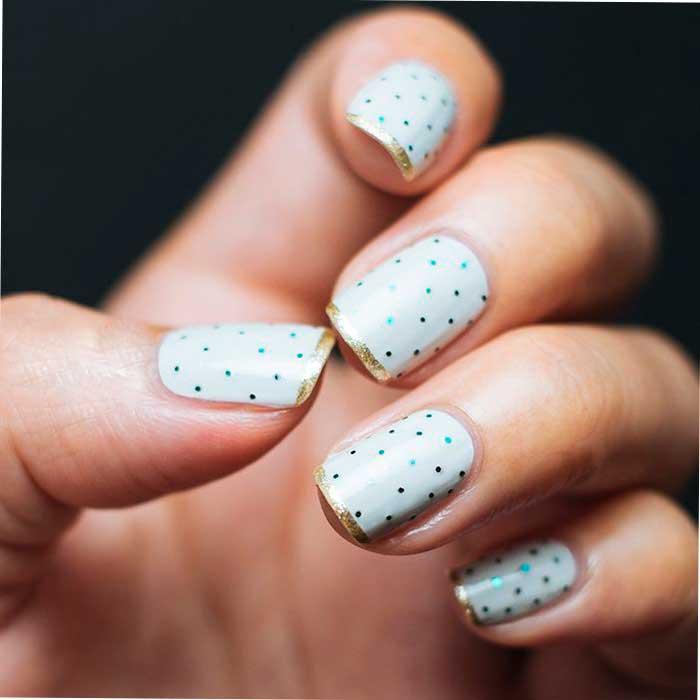 Uñas con puntos pequeños