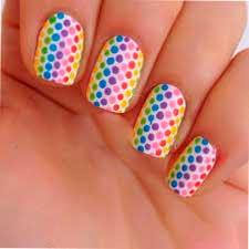 Uñas con puntitos de colores