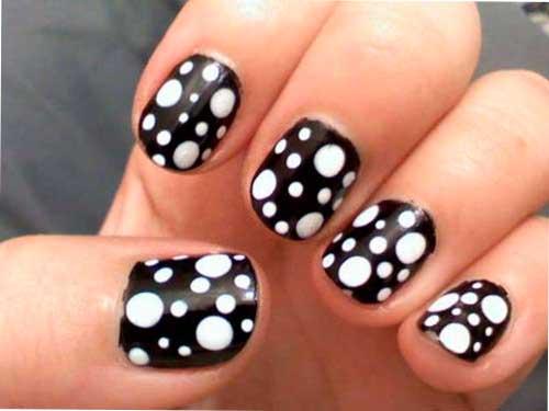 Uñas co puntos de diferentes tamaños