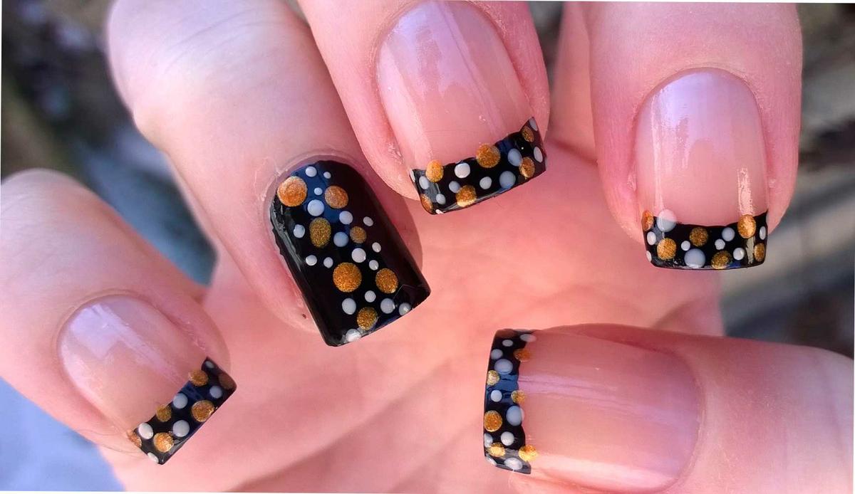 Manicura con lunares oro y plata