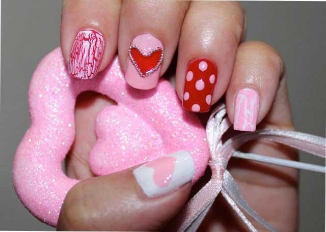 Uñas con piedritas formando corazón