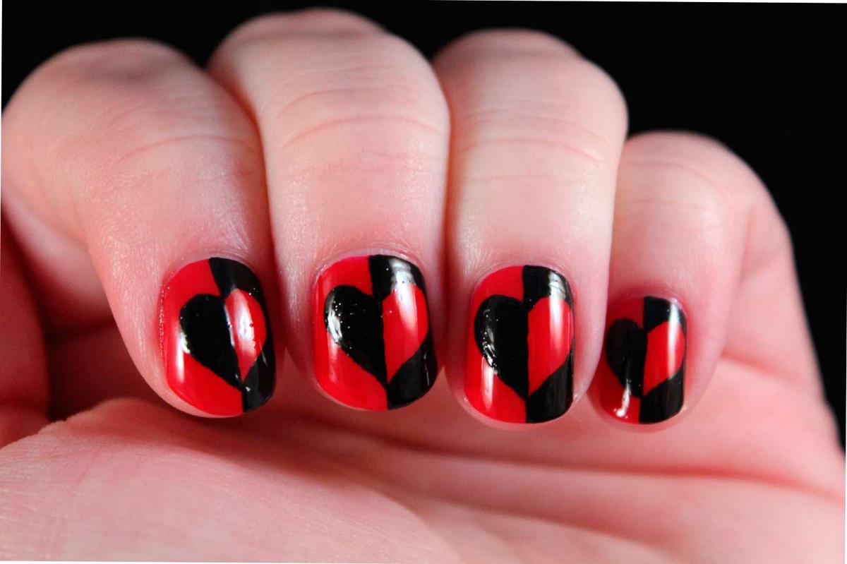 Uñas con corazones de dos colores