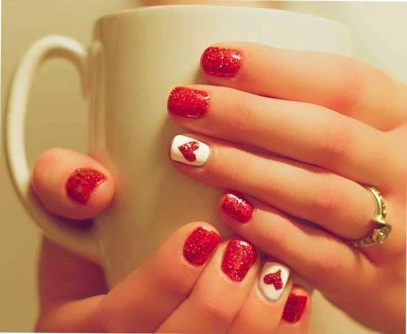 Uñas con corazones de glitter