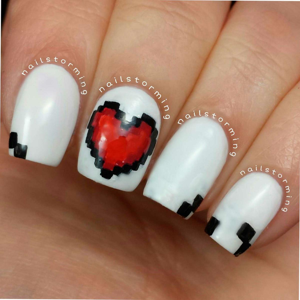 Manicura con corazones pixelados