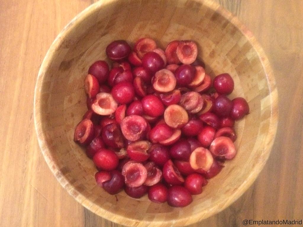 Despepitamos las cerezas y las cortamos por la mitad