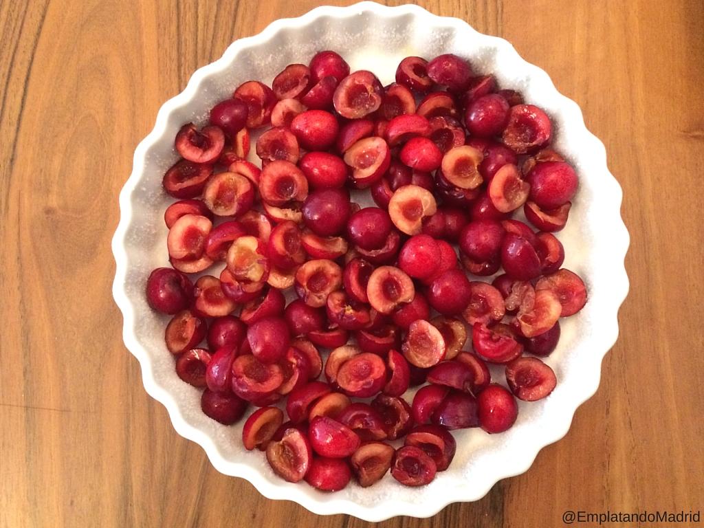 Preparamos la fuente y ponemos las cerezas