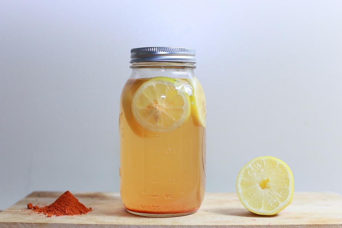 Agua caliente con limón