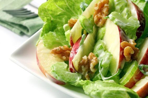 Ensalada con lechuga, manzana y nuez