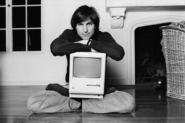 Steve Jobs haciendo la Padmasana