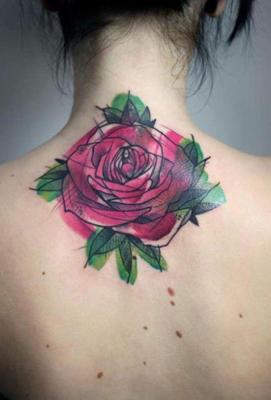 tatuaje de rosa con espinas