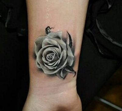 rosa marchita tatuaje