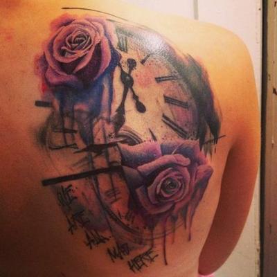 rosa y tiempo tatuaje