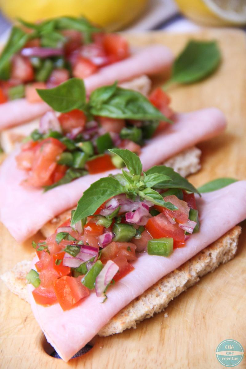 Tostadas ligeras con lacón y verduras