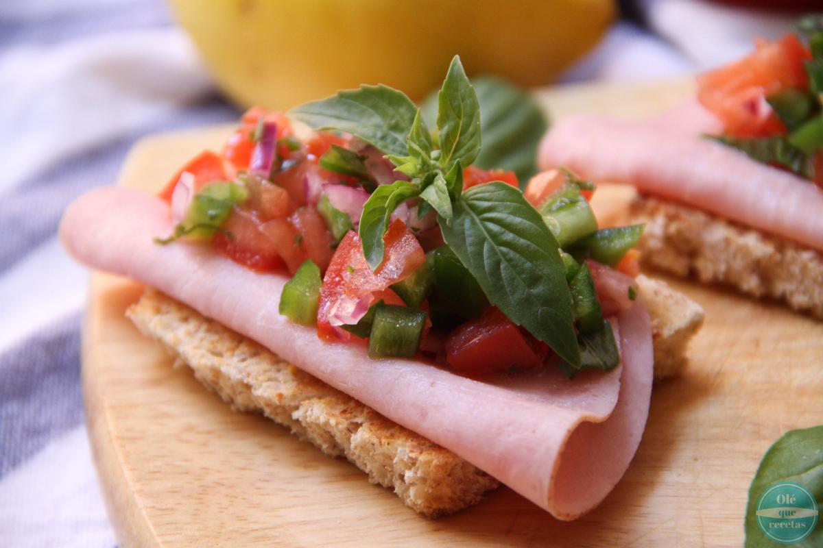 Tostadas ligeras con lacón y verduras