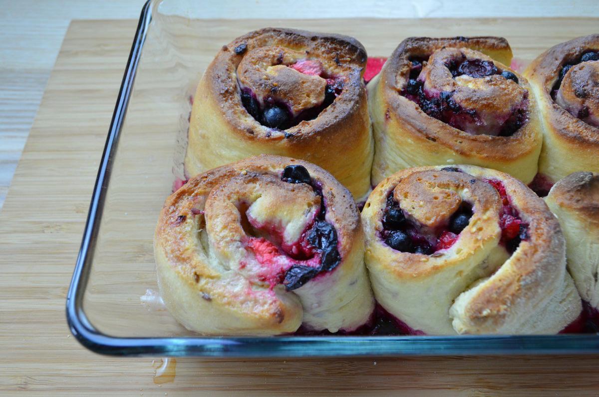rollos de frambuesa y glaseado