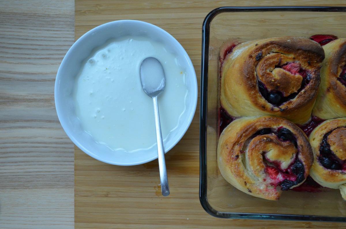 rollos de frambuesa y glaseado