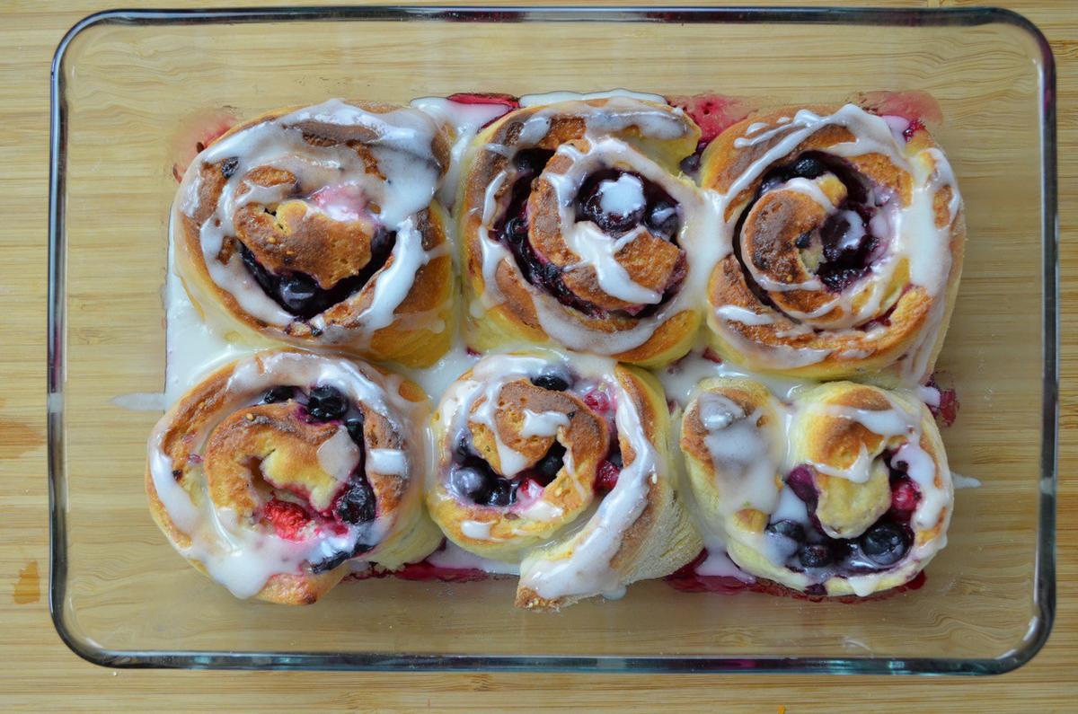 rollos de frambuesa y glaseado