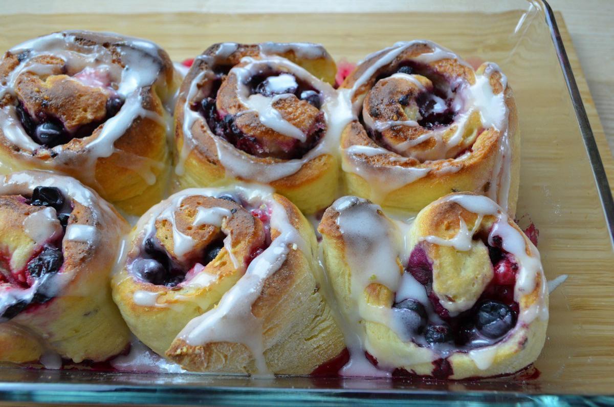 rollos de frambuesa y glaseado