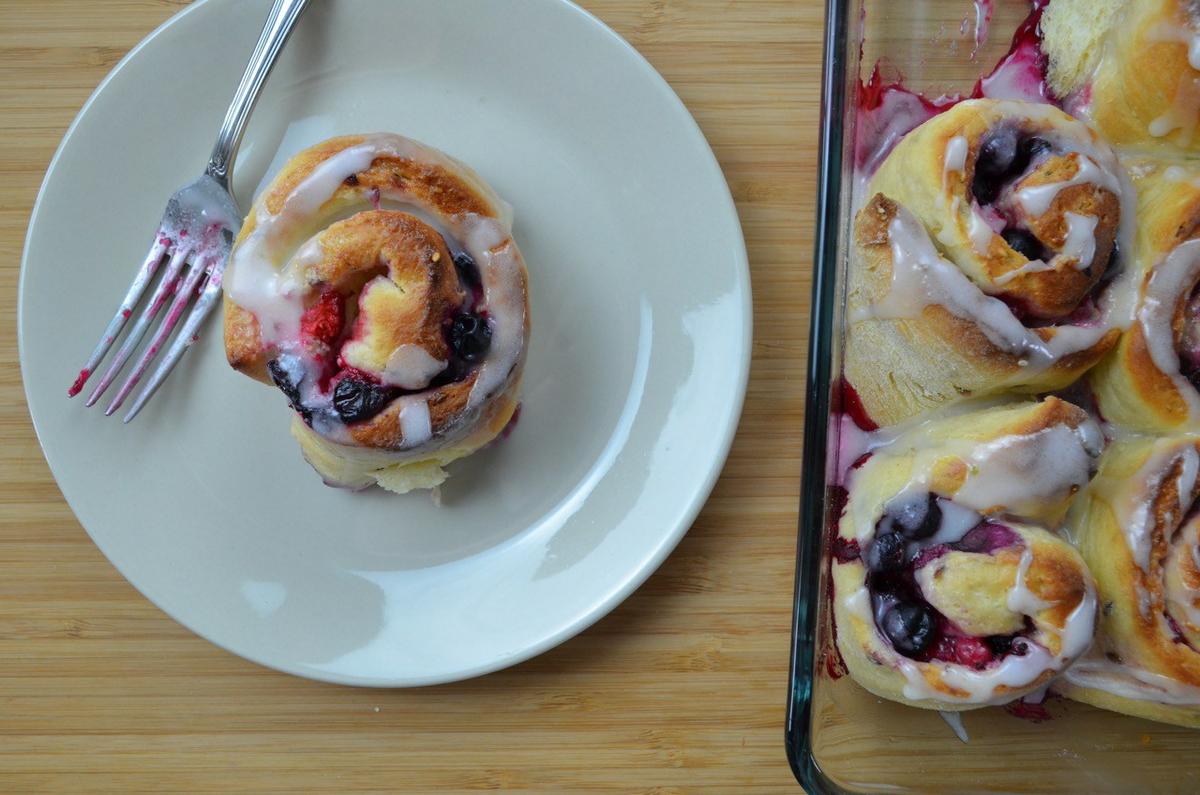 rollos de frambuesa y glaseado