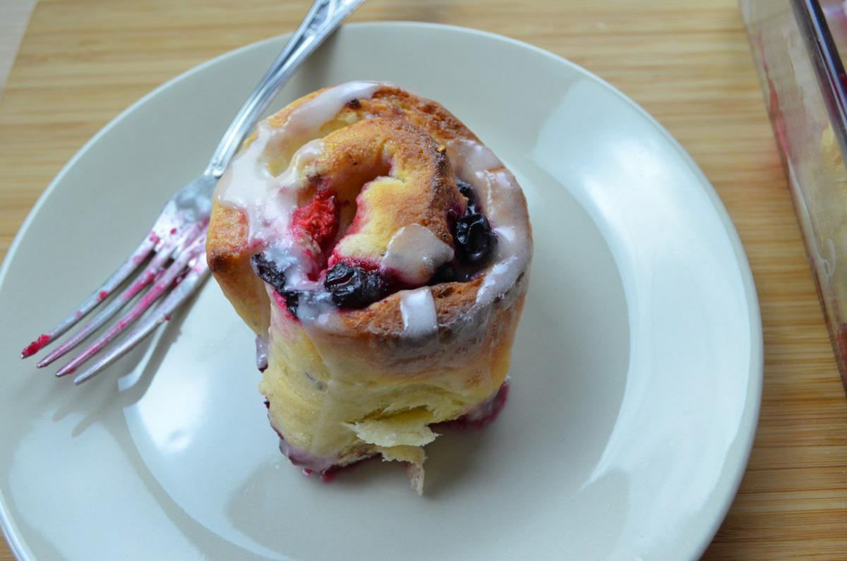 rollos de frambuesa y glaseado