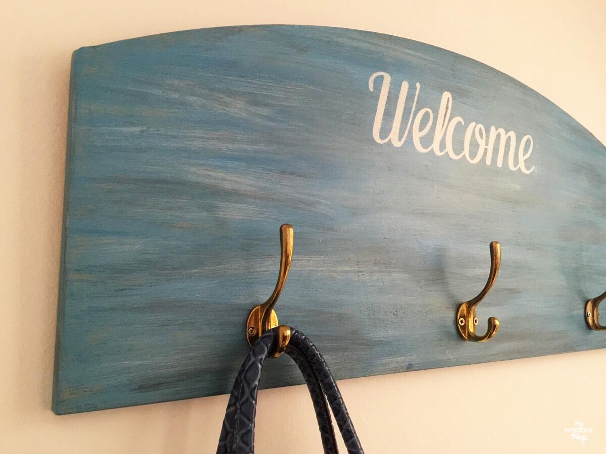 Como hacer un colgador de estilo marinero usando un trozo de madera | www.sweethings.net