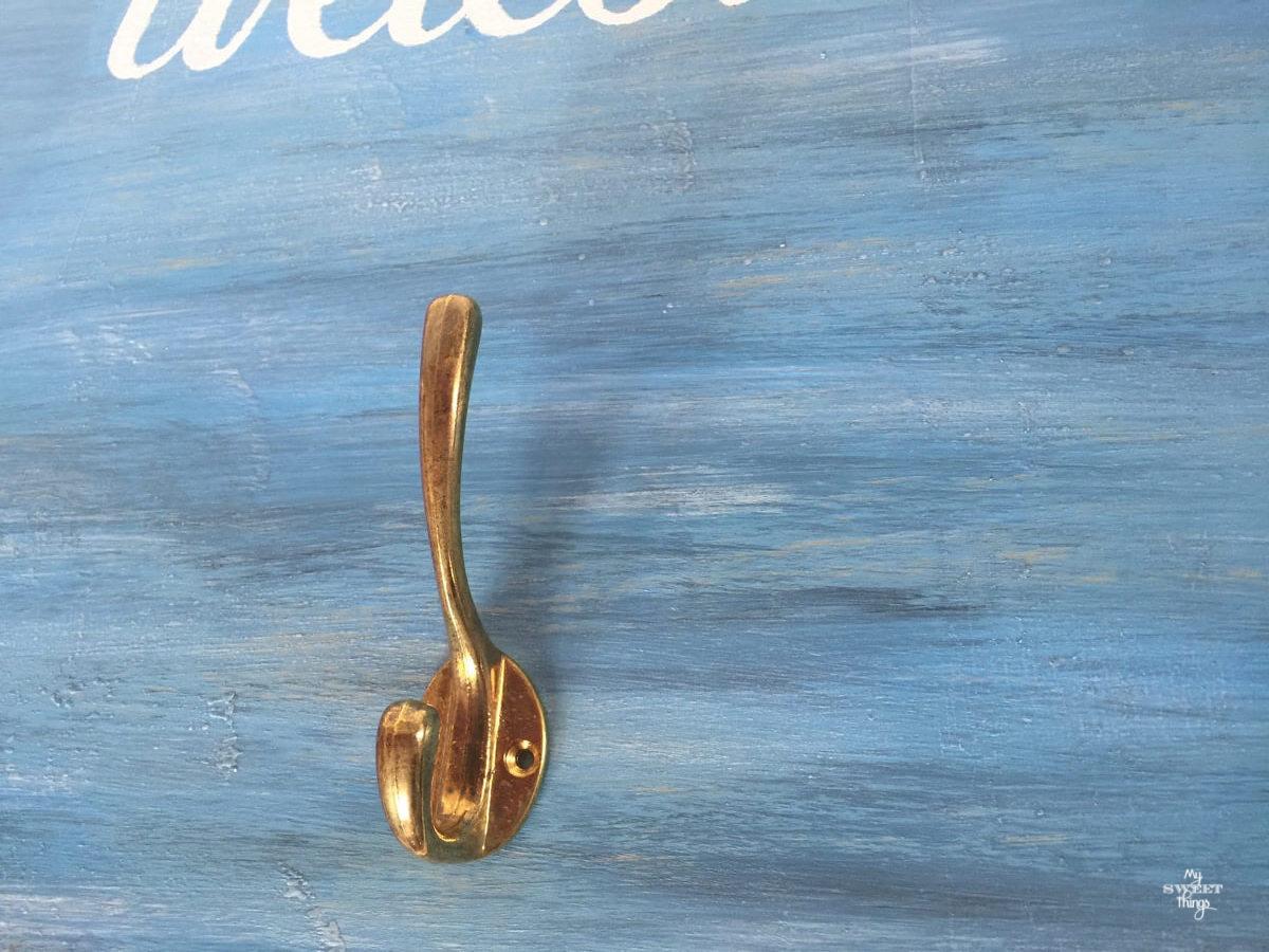 Como hacer un colgador de estilo marinero usando un trozo de madera | www.sweethings.net