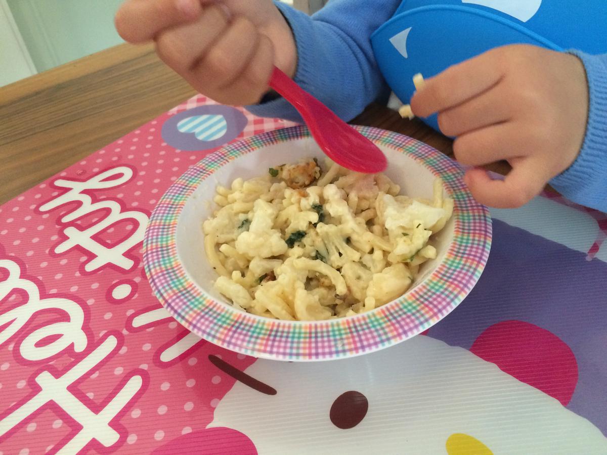 Mi hija dando buena cuenta del mac n cheese con verdura infiltrada.