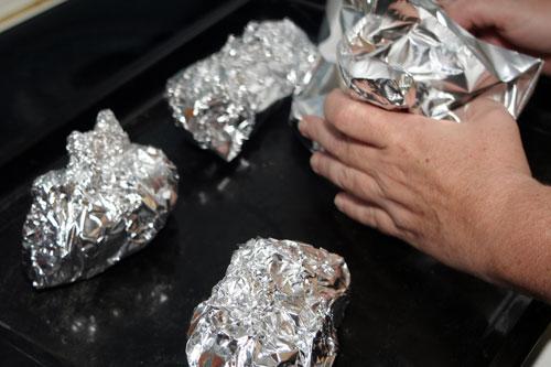 envolver-las-patatas-en-papel-de-aluminio