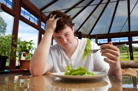 joven comiendo ensalada