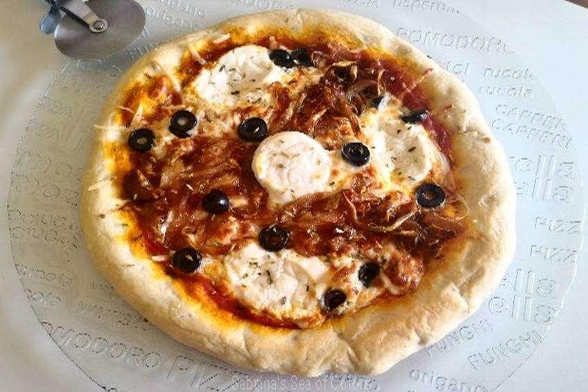 pizza-con-cebolla-caramelizada-y-queso.jpg
