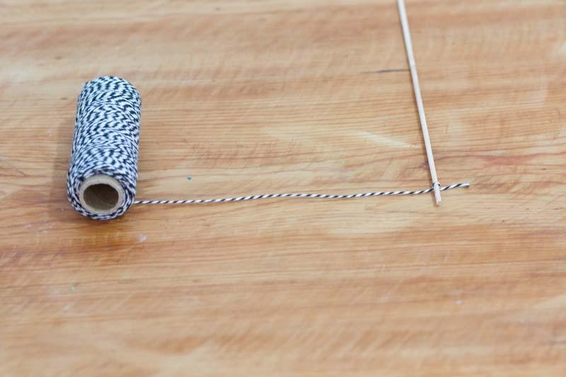 Banderín de washi tape para una tarta de cumple.