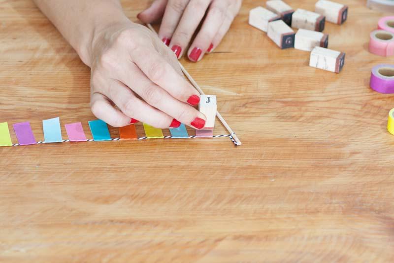 Banderín de washi tape para decorar una tarta de cumple.