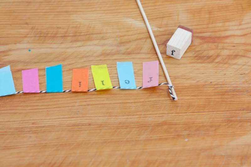 Banderín de washi tape para decorar una tarta de cumple.