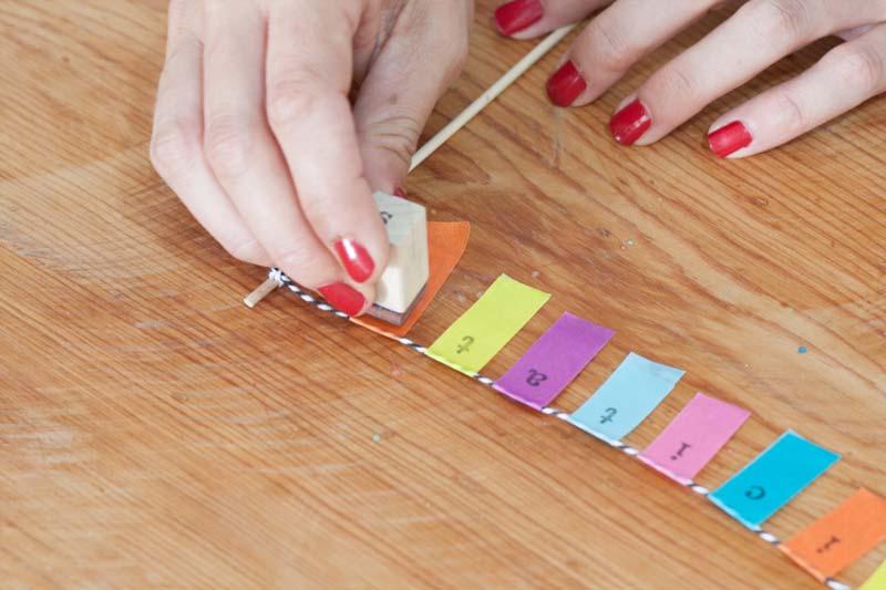 Banderín de washi tape para decorar una tarta de cumple.