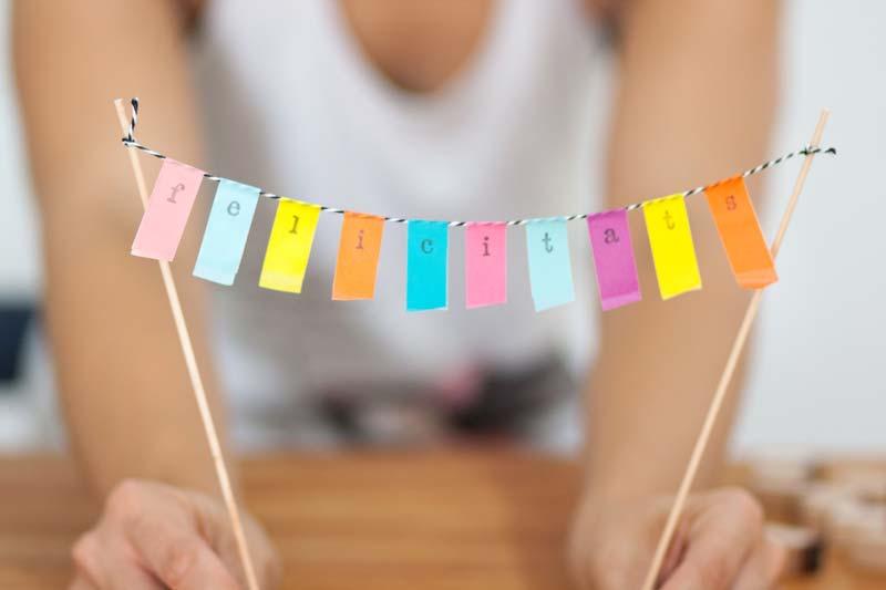 Banderín de washi tape para decorar una tarta de cumple.