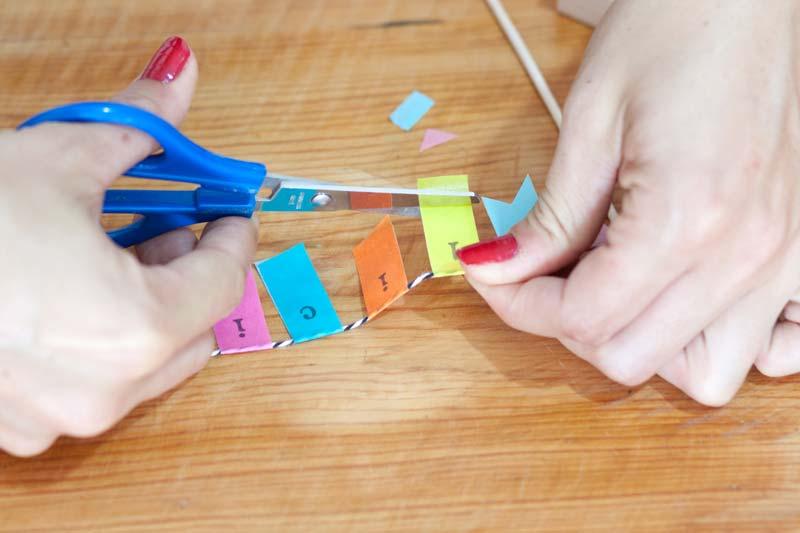 Banderín de washi tape para decorar una tarta.