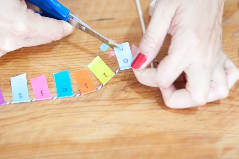 Banderín de washi tape para decorar una tarta de cumple.