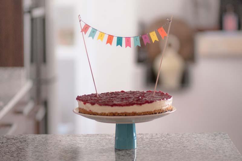 Banderín de washi tape para pastel de cumple.